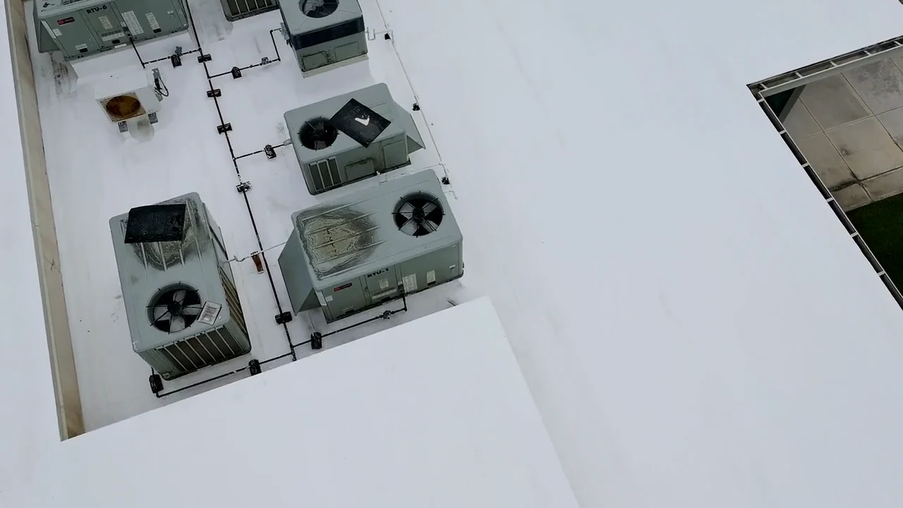 Aplicación de recubrimiento en un techo comercial.