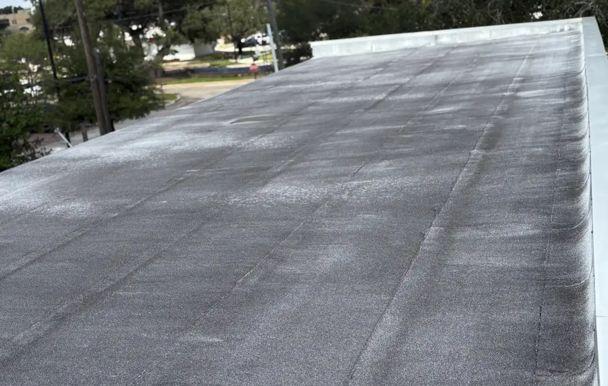 Roof edge of a bank building before restoration
