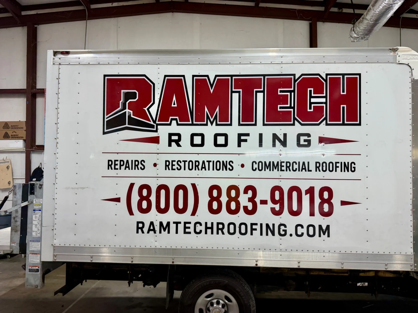 Camioneta de trabajo de Ramtech con el logo en la puerta.