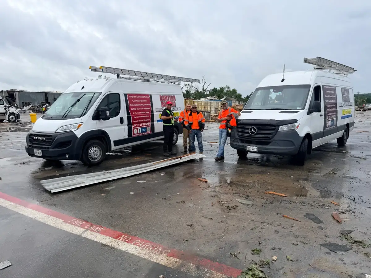 Cuadrilla de Ramtech trabajando en un techo comercial.