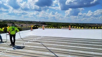 Cuadrilla de Ramtech en un techo comercial de metal.